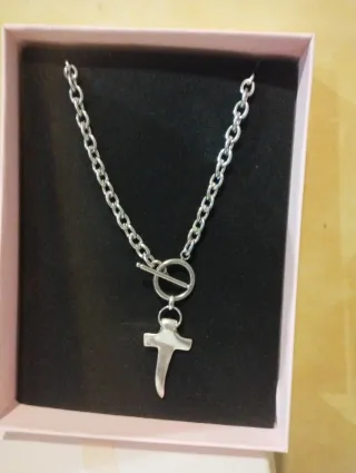 Collar con colgante de cruz