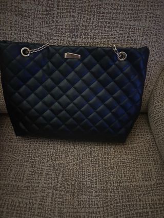 Bolso negro acolchado con cadena