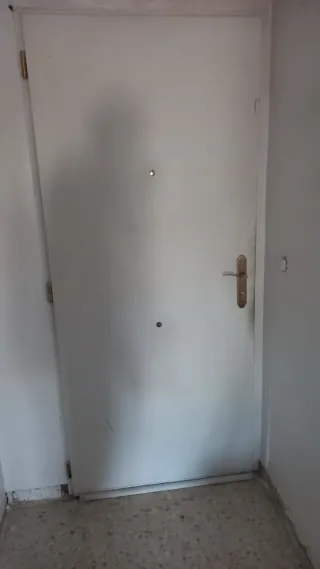 Puerta de entrada blanca