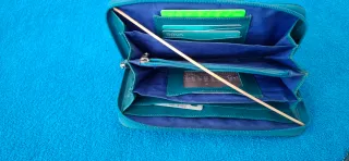 Cartera de piel para mujer. Con adornos de tela.