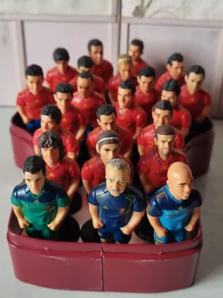 Figuras fútbol España y lata camiseta