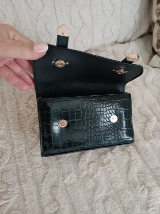 Borsetta nera effetto coccodrillo con catena oro