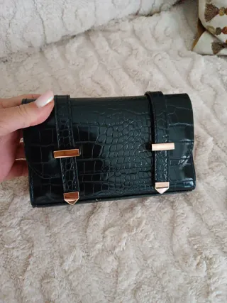 Borsetta nera effetto coccodrillo con catena oro