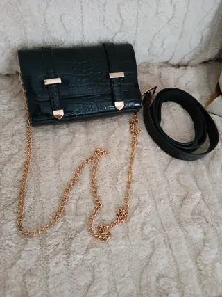 Borsetta nera effetto coccodrillo con catena oro