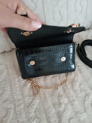 Borsetta nera effetto coccodrillo con catena oro