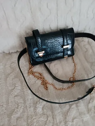 Borsetta nera effetto coccodrillo con catena oro