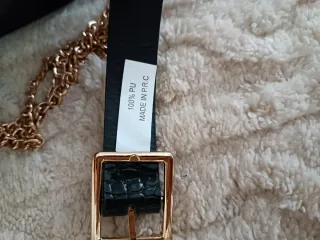 Borsetta nera effetto coccodrillo con catena oro