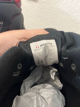 Botas de seguridad Bellota negras y rojas