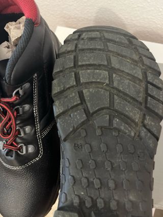 Botas de seguridad Bellota negras y rojas