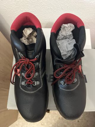Botas de seguridad Bellota negras y rojas