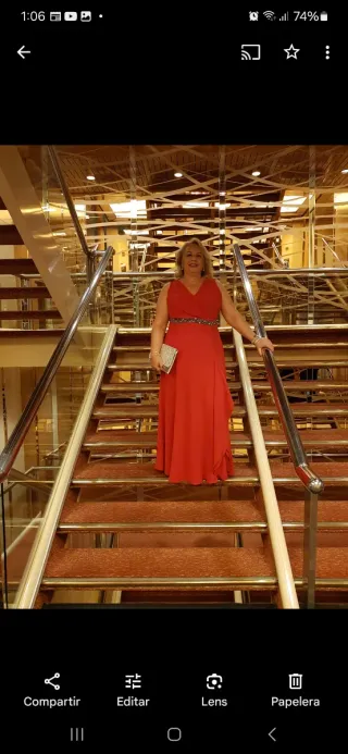 Vestido de fiesta rojo con detalles dorados