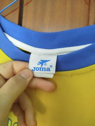 Camiseta Joma Amarilla con Cuello Azul