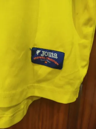 Camiseta Joma Amarilla con Cuello Azul