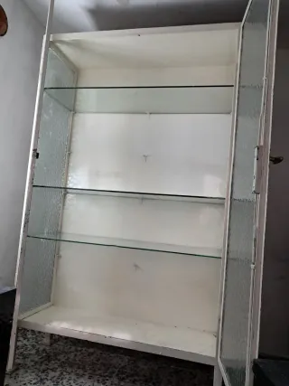 Armario antiguo cristal y metal