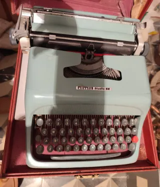 Máquina de escribir Olivetti Studio 44