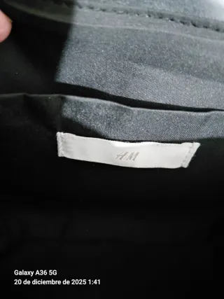 Bolso negro acolchado con cadena