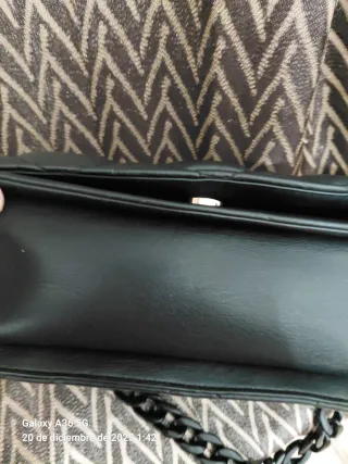 Bolso negro acolchado con cadena