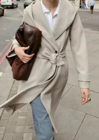 Abrigo Zara con capucha y cinturón