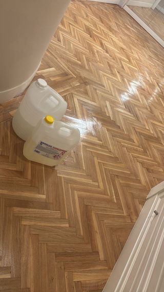 Acuchillado y barnizado de suelos de madera