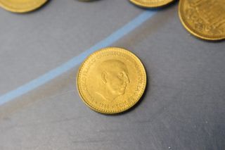 42 monedas de 1 peseta de 1966.