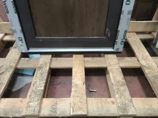 Puerta entrada umbral hermético anti ráfagas