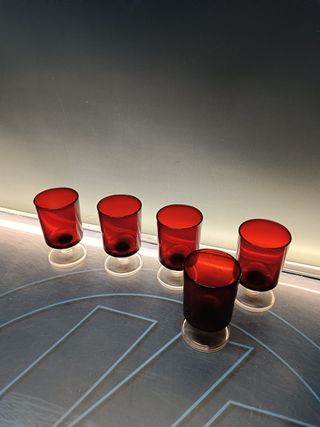 5 copas, preciosos vasos de cristal rojos, 9 cm.