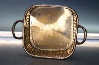 Curiosa cesta metal plateado con asas. Cuadrada.