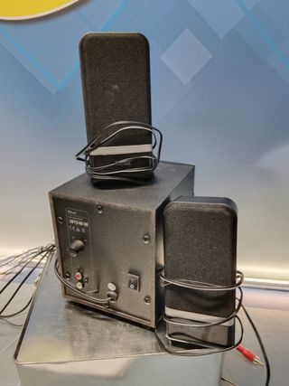 Altavoces TRUST 2013-08-20 con dos satelites