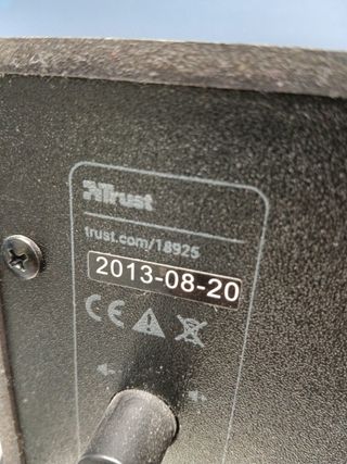 Altavoces TRUST 2013-08-20 con dos satelites