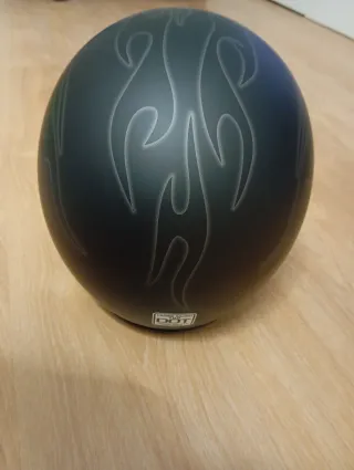 Capacete de moto preto com chamas