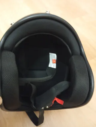 Capacete de moto preto com chamas