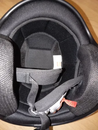 Capacete de moto preto com chamas