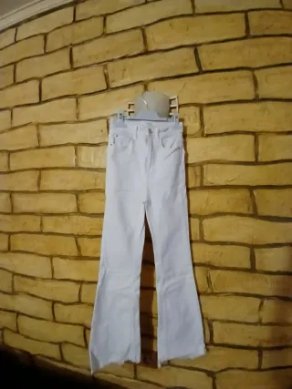 Pantalón vaquero flare blanco Stradivarius T.32