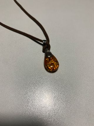 Colgante de ámbar con cordón