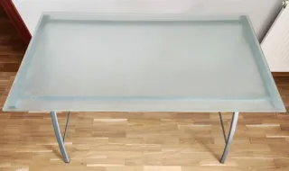 Mesa de cristal y metal