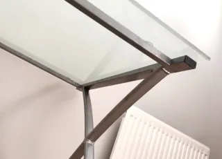 Mesa de cristal y metal