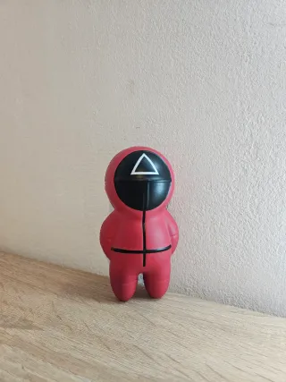 Muñeco El Juego del Calamar Squishy Rojo