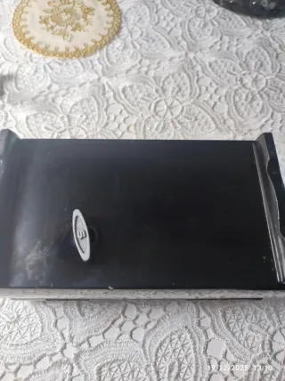 Caja de música negra con flores