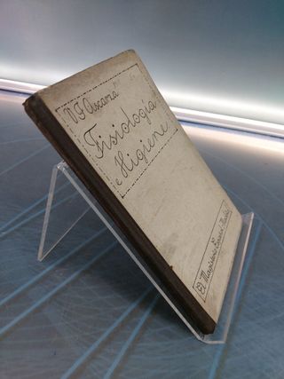 Libros de salud años 30. Guía y Formulario de Terapeútica + Fisiología e Higiene.