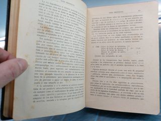 Libros de salud años 30. Guía y Formulario de Terapeútica + Fisiología e Higiene.