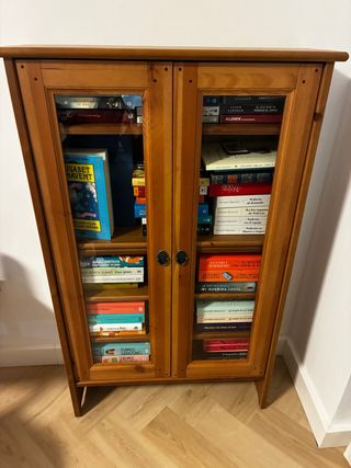 Vitrina de madera y cristal