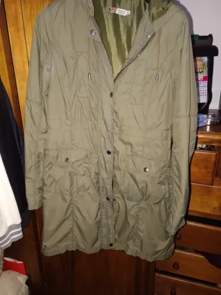 Chaqueta verde con capucha