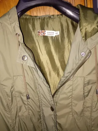 Chaqueta verde con capucha