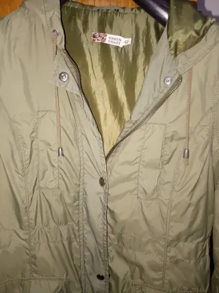 Chaqueta verde con capucha