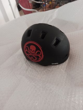 Casco de patinete negro con pegatinas