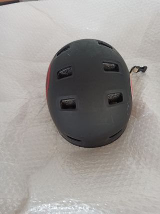 Casco de patinete negro con pegatinas