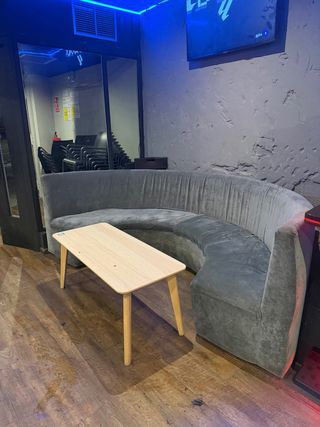 Sofás curvos modulares en forma de rosco,