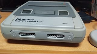 Super Famicom con mando y juego Dragon Quest V