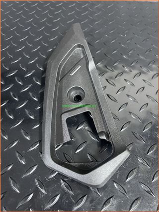 Tapa Estribera Izquierda Motor Honda SH 350 K1W 20