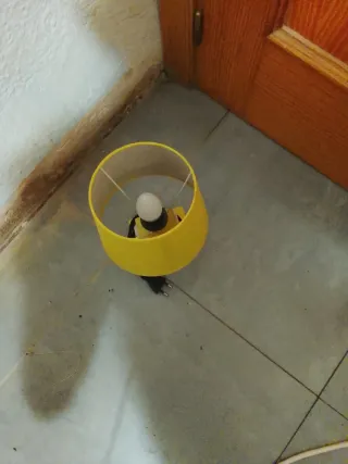 Lámpara de mesa amarilla